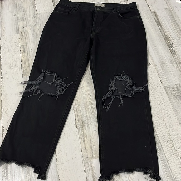 We the Free Maggie Mid Rise Straight Leg Black Distressed Jeans Size 31 - Picture 2 of 12